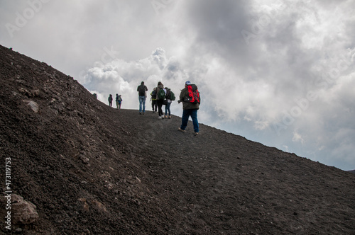 Escursionisti camminano sul sentiero Vulcano Etna photo