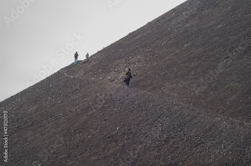 Discesa di escursionisti che scendono lungo il sentiero della montagna di lava photo