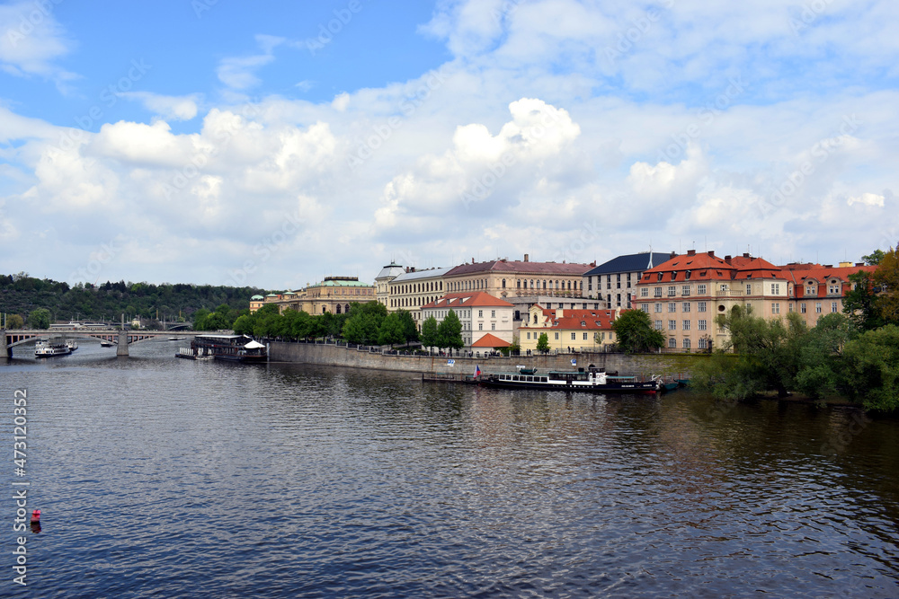 モルダウ川とプラハの街並み