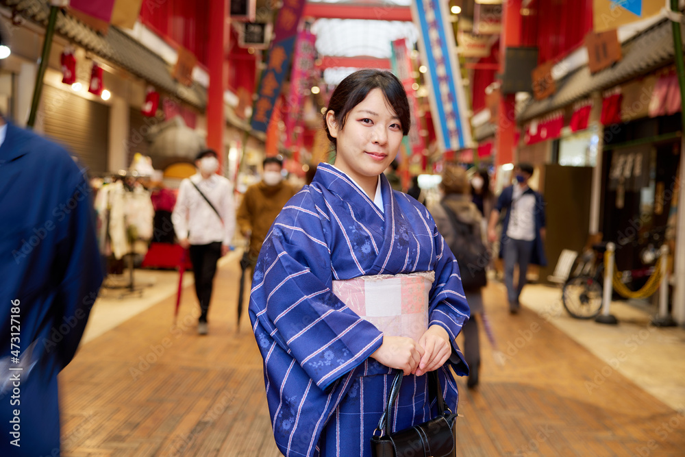 浅草の商店街を歩く着物姿の日本人女性