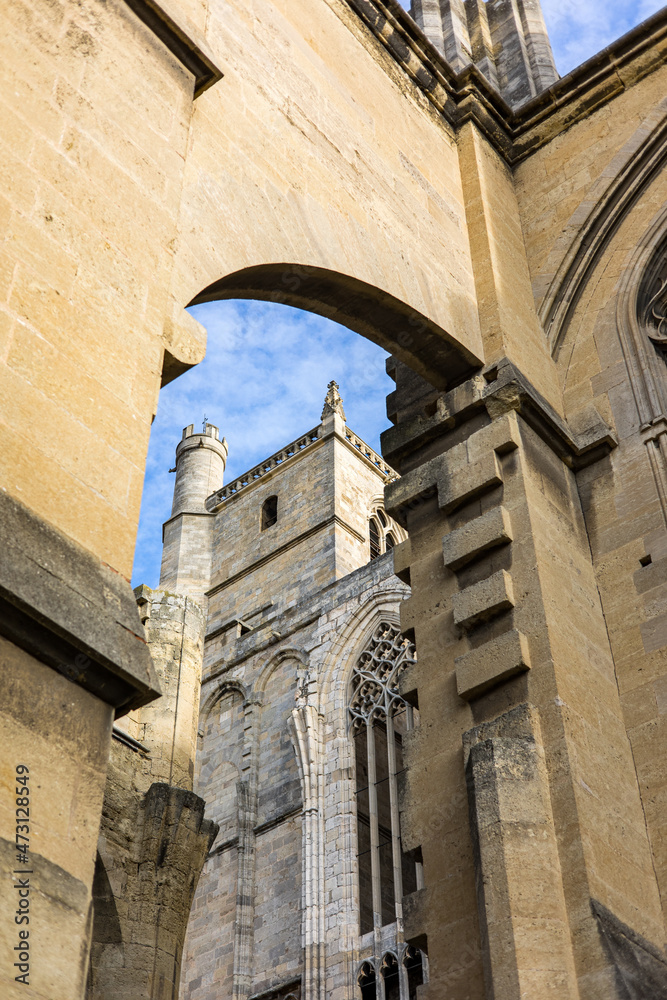 Vue extérieure sur Cathédrale Saint-Just-et-Saint-Pasteur de Narbonne (Occitanie, France)