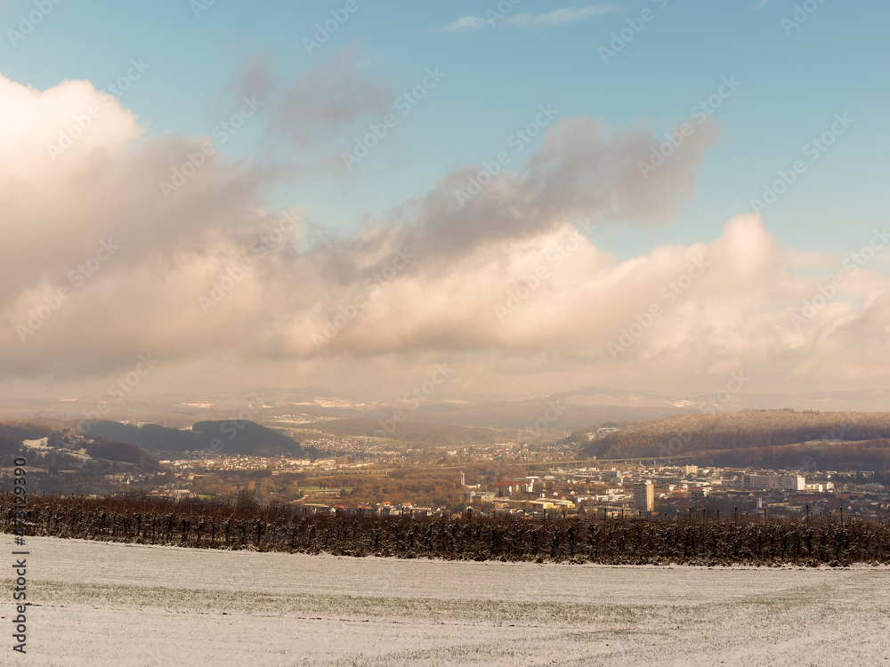 Verschneiter Tüllinger Berg östlich der Bergkuppe und Stadtteil Tüllingen gelegener einen Ausblick auf Lörrach, Wiesental und die Schwarzwaldgipfel Verschneiter Tüllinger Berg östlich der Bergkuppe und Stadtteil Tüllingen gelegener einen Ausblick auf Lörrach, Wiesental und die Schwarzwaldgipfel