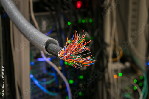There is a damaged stranded trunk cable in the server room. Breakage in the communication wire photo