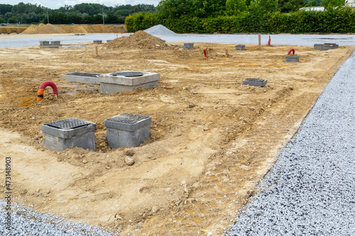 Chantier de terrassement avec regards de visite, drainage, tuyaux et canalisations photo