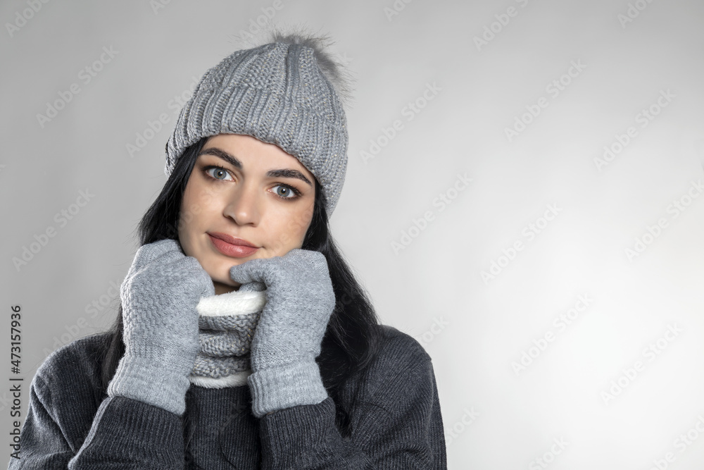 Bellissima donna con cappello e guanti invernali Bellissima donna con cappello e guanti invernali