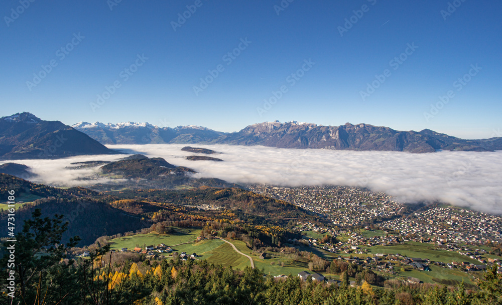 Blick auf Feldkirch im Herbst unter einer Nebelschicht
