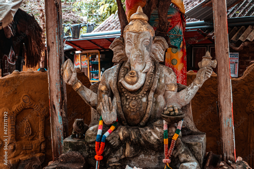 Posąg Ganeshy, hinduskie bóstwo w świątynnym ogrodzie. - obrazy, fototapety, plakaty 