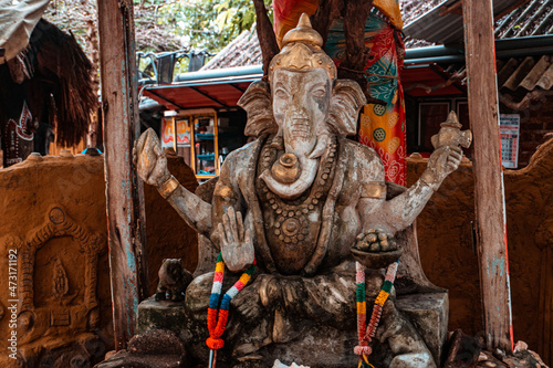 Posąg Ganeshy, hinduskie bóstwo w świątynnym ogrodzie.