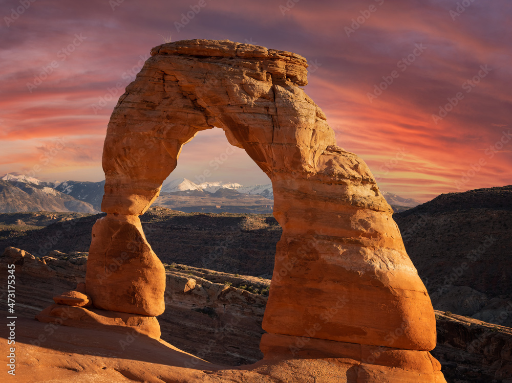 delicate arch in Arches National Park with clouds and moon - obrazy, fototapety, plakaty 