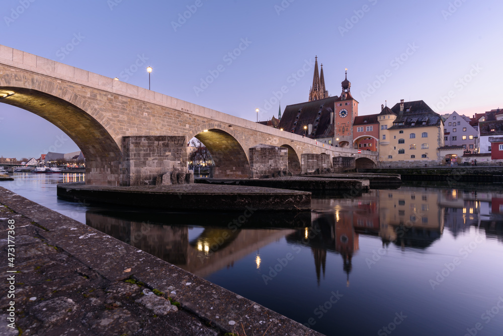 Dom und steinerne Brücke in Regensburg zur blauen Stunde

