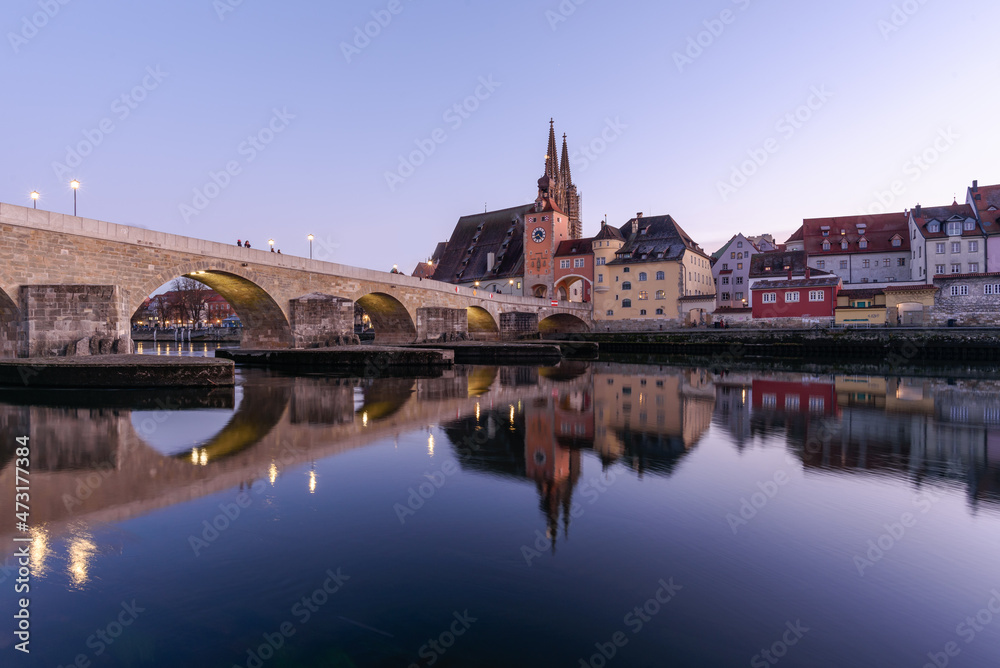 Dom und steinerne Brücke in Regensburg zur blauen Stunde
