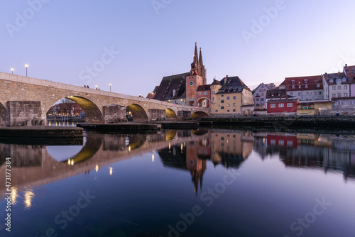 Dom und steinerne Brücke in Regensburg zur blauen Stunde  © H. Rambold