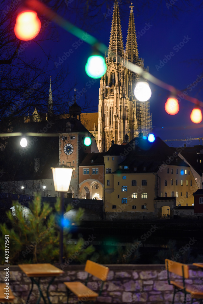 Dom und steinerne Brücke in Regensburg ind er Nacht mit leuchtender Girlande