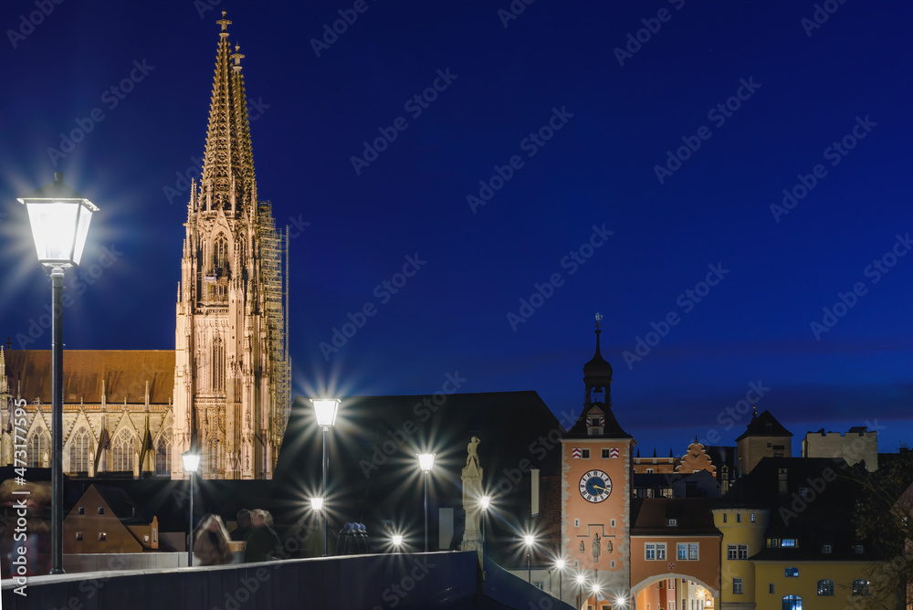 Fototapeta premium Dom und steinerne Brücke in Regensburg ind er Nacht