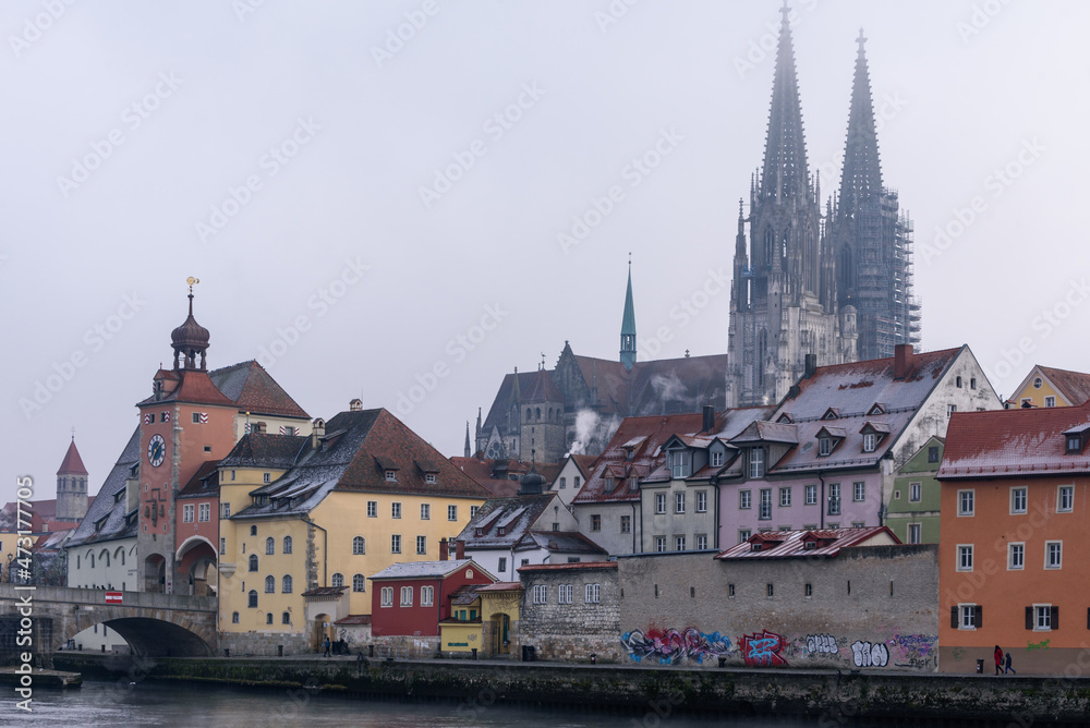 Donau Ufer in Regensburg mit steinerner Brücke und Dom im Winter 