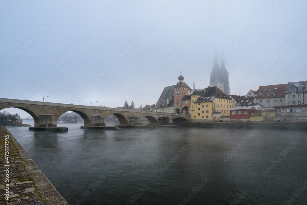  Steinerne Brücke und Dom in  Regensburg im Nebel im Winter
