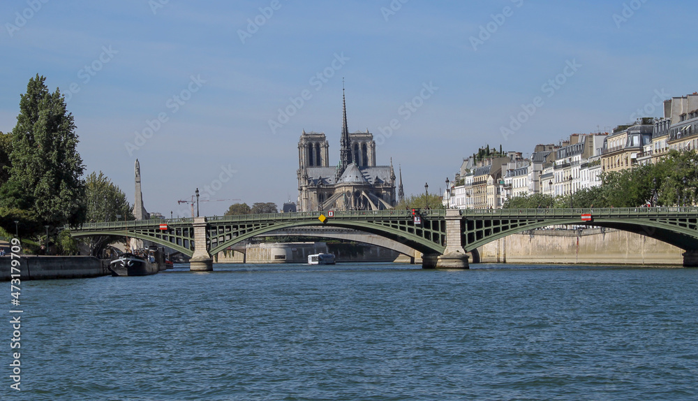 Obraz premium A boat ride on the river Seine and enjoying the beauty of Paris - France 