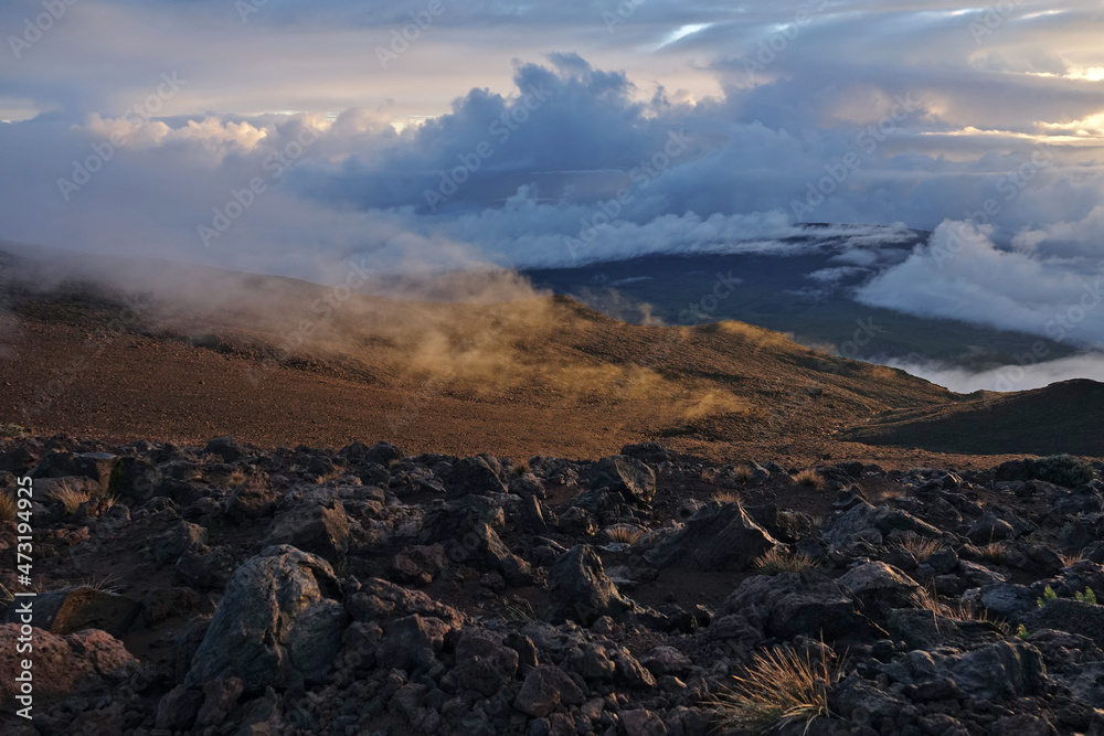 Obraz premium Levée de soleil sur le Piton des Neiges, volcan sur l'île de la Réunion