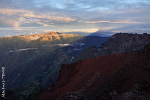 Levée de soleil sur le Piton des Neiges, volcan sur l'île de la Réunion © Patricia