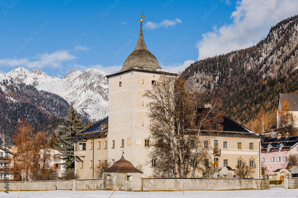 Zernez, Dorf, Ofenpass, Schloss, Kirche, Nationalpark, Winter, Wintersport, Engadin, Graubünden, Alpen, Schweiz