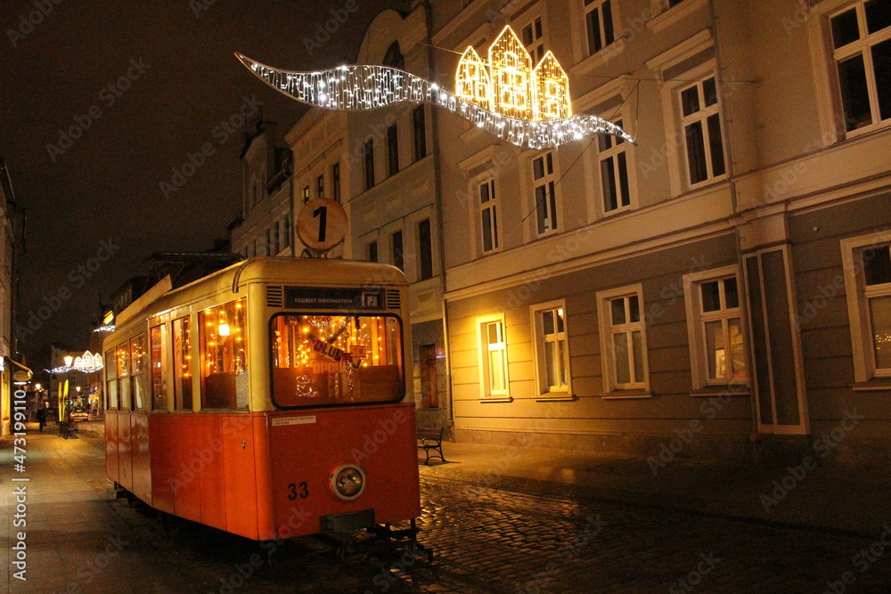 Naklejka premium Tramwaj na Długiej w Bydgoszczy w bożonarodzeniowej odsłonie