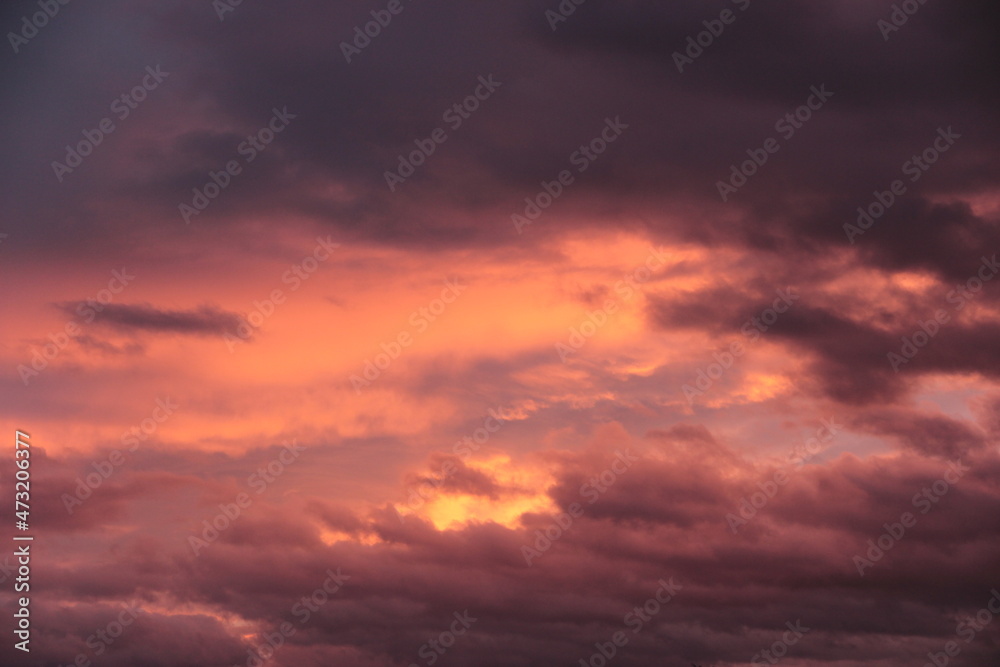 coucher de soleil dans les nuages donnant une lumière rosé et jaune