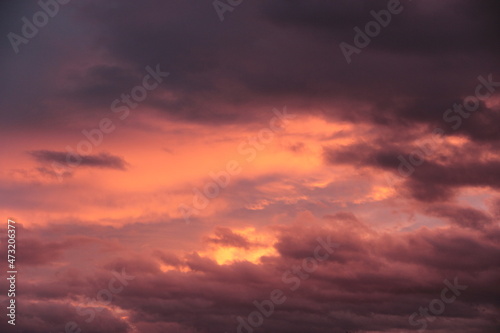 coucher de soleil dans les nuages donnant une lumière rosé et jaune