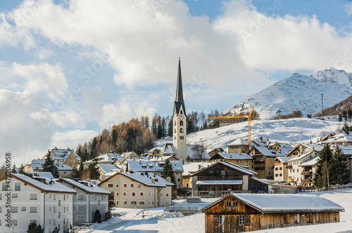 Zuoz, Dorf, Oberengadin, Engadiner Dorf, Kirche, San Luzi, Graubünden, Alpen, Inn, Fluss, Engadiner Häuser, Wanderweg, Landwirtschaft, Weihnachten, Winter, Wintersport, Winterwanderweg, Schweiz photo