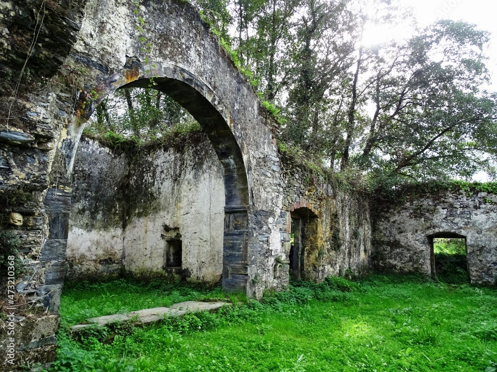 Ruinas de un antiguo monumento en el Occidente de Asturias