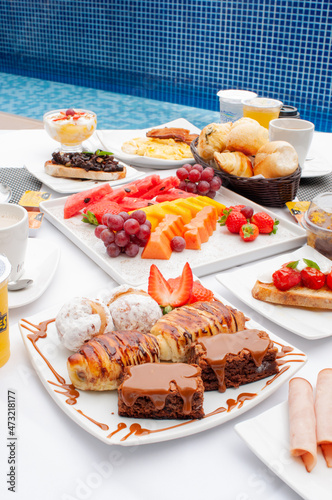 Pool and Breakfast