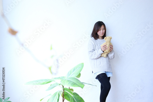 見つめ合う女性