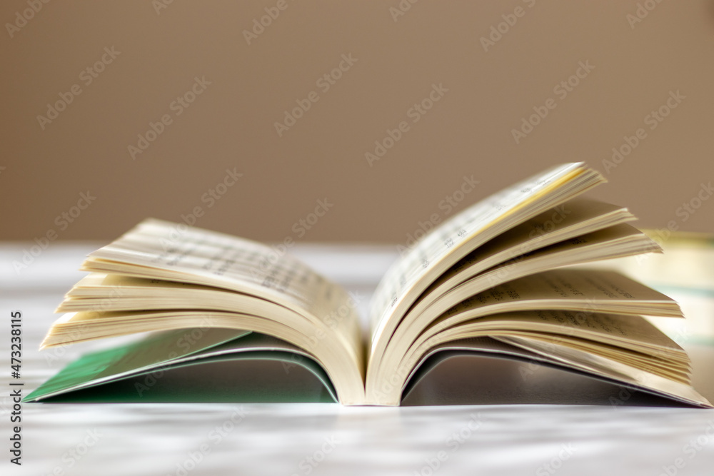 机の上に開いて置かれた一冊の本 机の上に開いて置かれた一冊の本