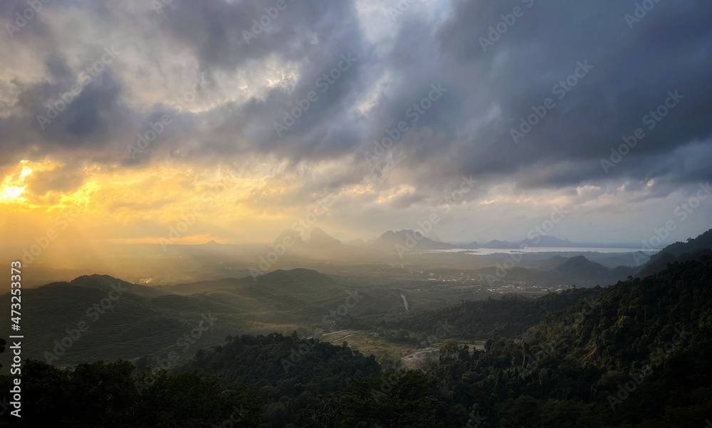 Obraz premium sunrise in the mountains