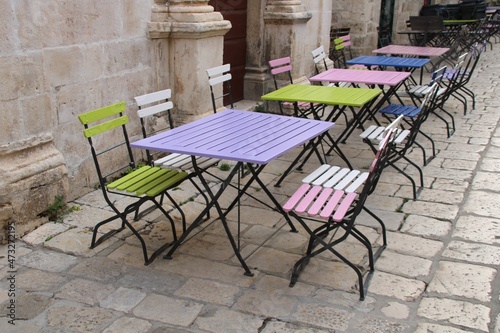 leere Stühle und Tische Bänke in Restaurant Bar Cafe ohne Gäste