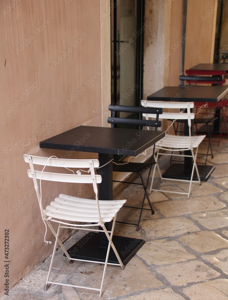 Naklejka premium leere Stühle und Tische Bänke in Restaurant Bar Cafe ohne Gäste