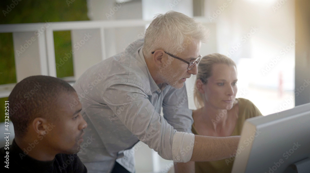 Obraz premium team of three people working on a training