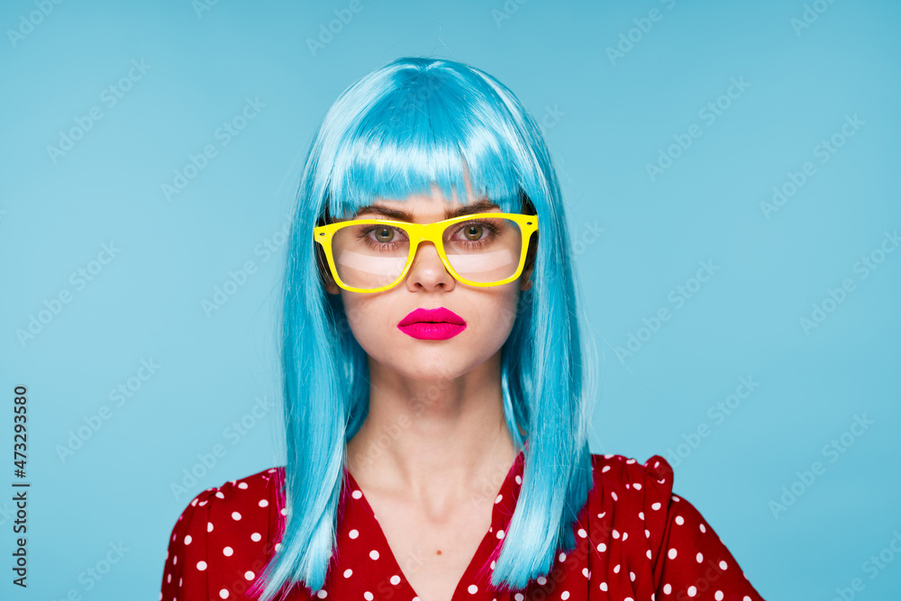 Obraz premium cheerful woman purple hair yellow glasses fashion glamor