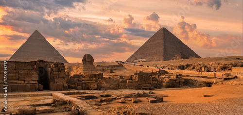 Fotografia Sphinx and pyramids on the Giza plateau
