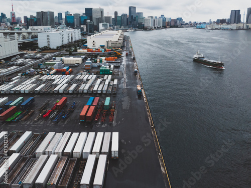東京湾岸エリアの埠頭に置かれたコンテナと貨物船 photo