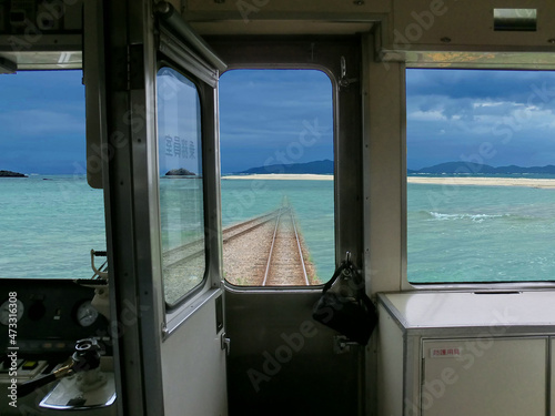 車窓から見える遠浅の海