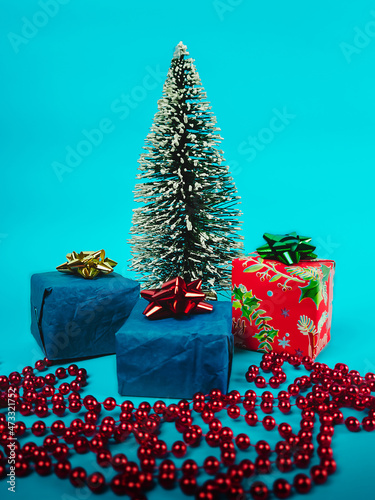 Christmas tree with gifts and decorations on a blue background (ID: 473321752)