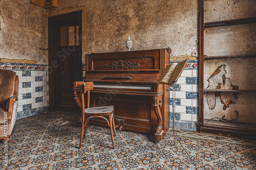 Vieux piano dans une maison 