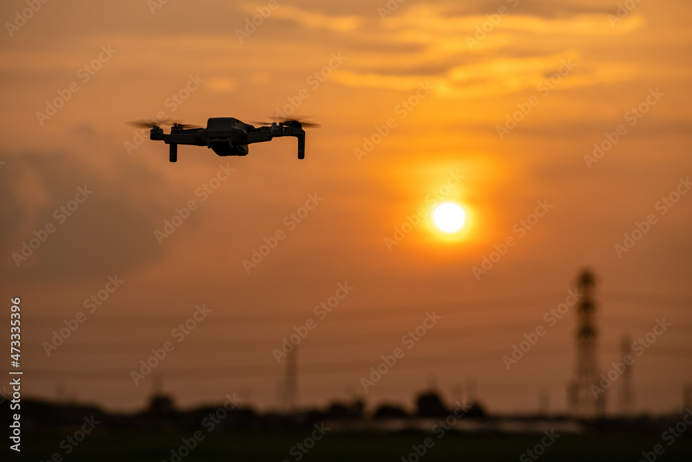 夕暮れを空撮するドローン 夕暮れを空撮するドローン