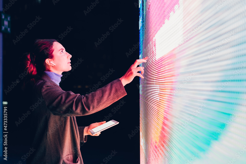 © Westend61 - Businesswoman using touch screen interactive information booth at night © Westend61 - Businesswoman using touch screen interactive information booth at night