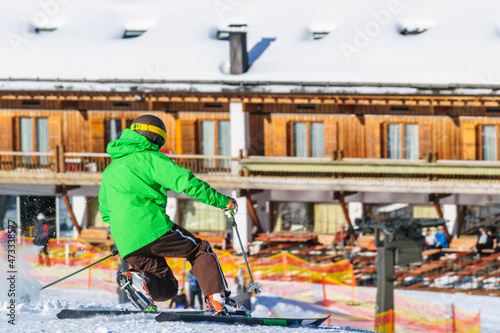 Skifahrer auf der im Piste im Telemark-Stil unterwegs © ARochau