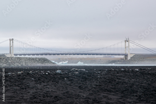 Brücke über den Fluss Jökulsá á Breiðamerkursandi im südosten von Island, der die Gletscherlagune Jökulsárlón vom offenen Meer den Atlantik trennt.