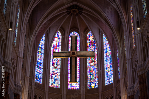 Croix chrétienne sur fond de vitraux de cathédrale