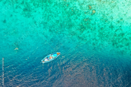 Luftaufnahme, kleines Fischerboot am einem Riff, Laviyani Atoll, Malediven, Indischer Ozean,
