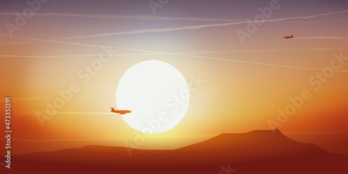 Concept du voyage et du transport aérien avec des avions de ligne qui se croisent dans le ciel au coucher du soleil.