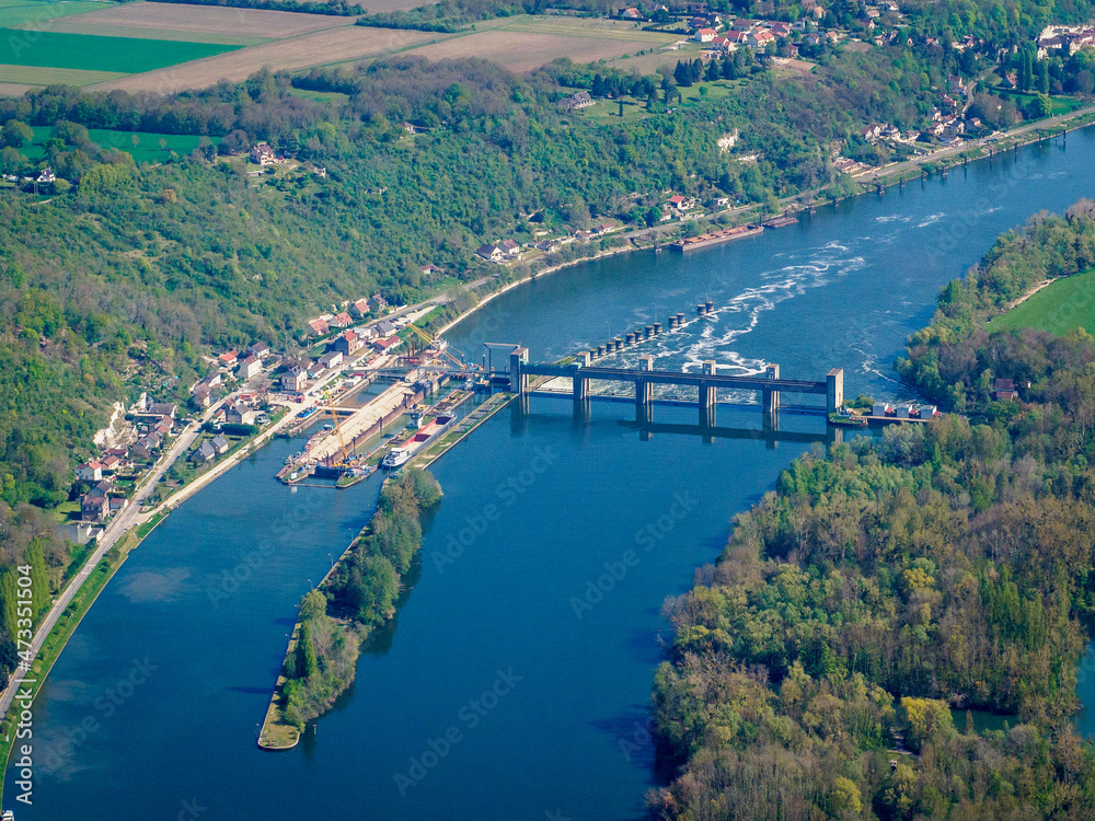 vue aérienne de l'écluse de Méricourt dans les Yvelines en France